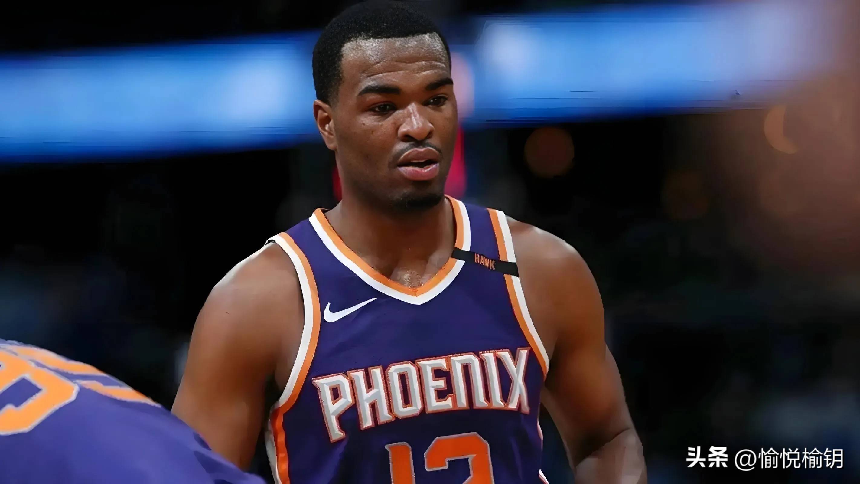 尼克斯队前锋连续砍下三分球，助球队力挽局面