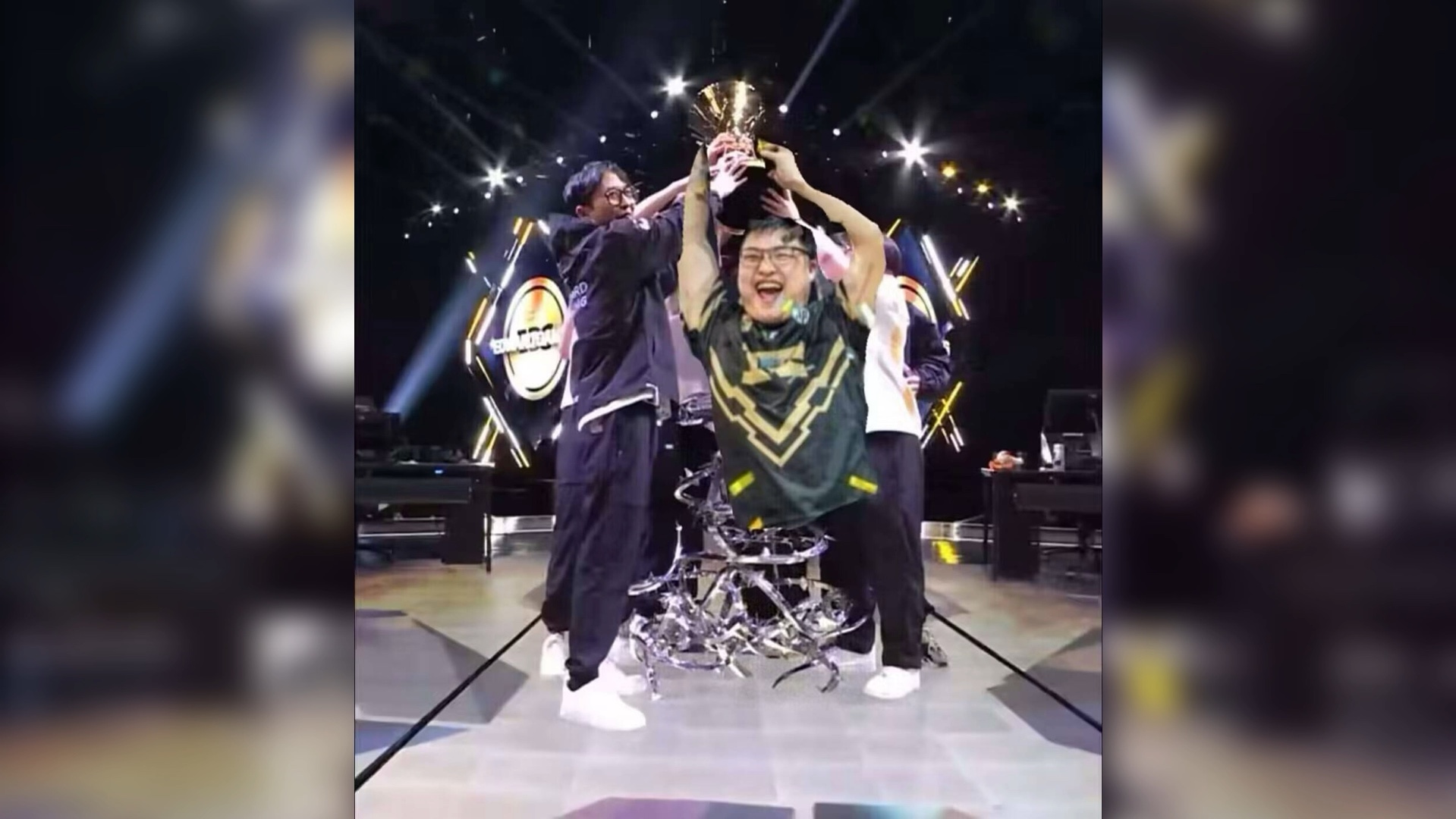 包含Uzi回归赛场，逆转首场状态亮眼，公牛观众沸腾！的词条